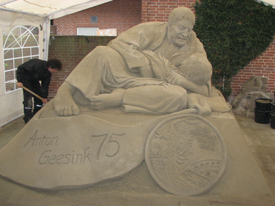 823416 Afbeelding van de zandsculptuur De Houdgreep van The Sandfactory ter gelegenheid van de 75e verjaardag van ...